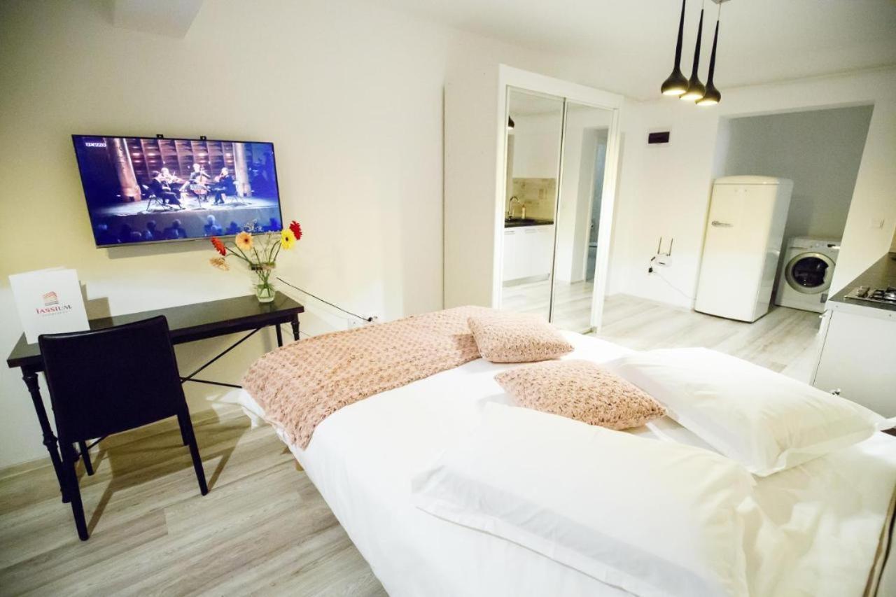 Metropolitan Iassium Apartments ยาช ภายนอก รูปภาพ